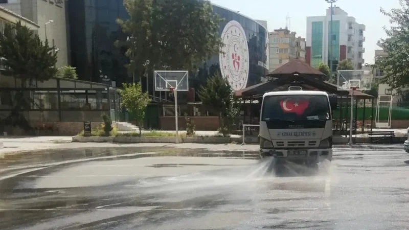 Konak Belediyesi’nin ilçedeki okullarda başlattığı temizlik ve bakım çalışmasıyla, öğrenciler