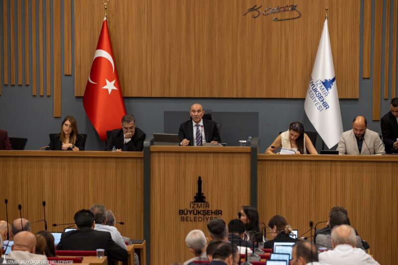 İzmir Büyükşehir Belediye Meclisi'nde uyguladıkları kentsel dönüşüm modelini anlatan Başkan