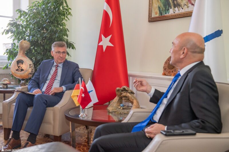 İzmir Büyükşehir Belediye Başkanı Tunç Soyer, makamında Almanya’nın İzmir Başkonsolosu