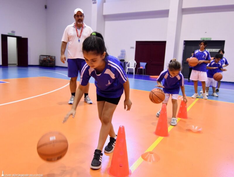 İzmir Büyükşehir Belediyesi Gençlik ve Spor Kulübü’ne bağlı spor okullarında