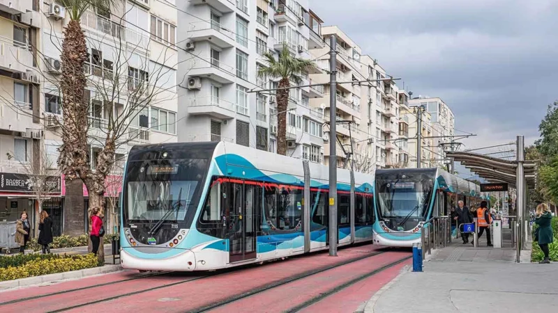 İzmir'de tramvay kullananlara İzmir Metro'dan önemli bir duyuru geldi.