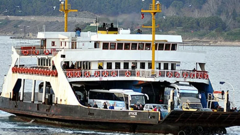 İzmir'de şiddetli rüzgar nedeniyle arabalı vapur seferleri geçici olarak iptal