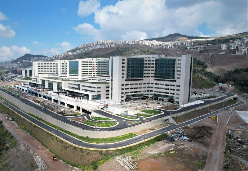 Açılışı yılan hikayesine dönen Bayraklı Şehir Hastanesi’nde hasta kabul süreci