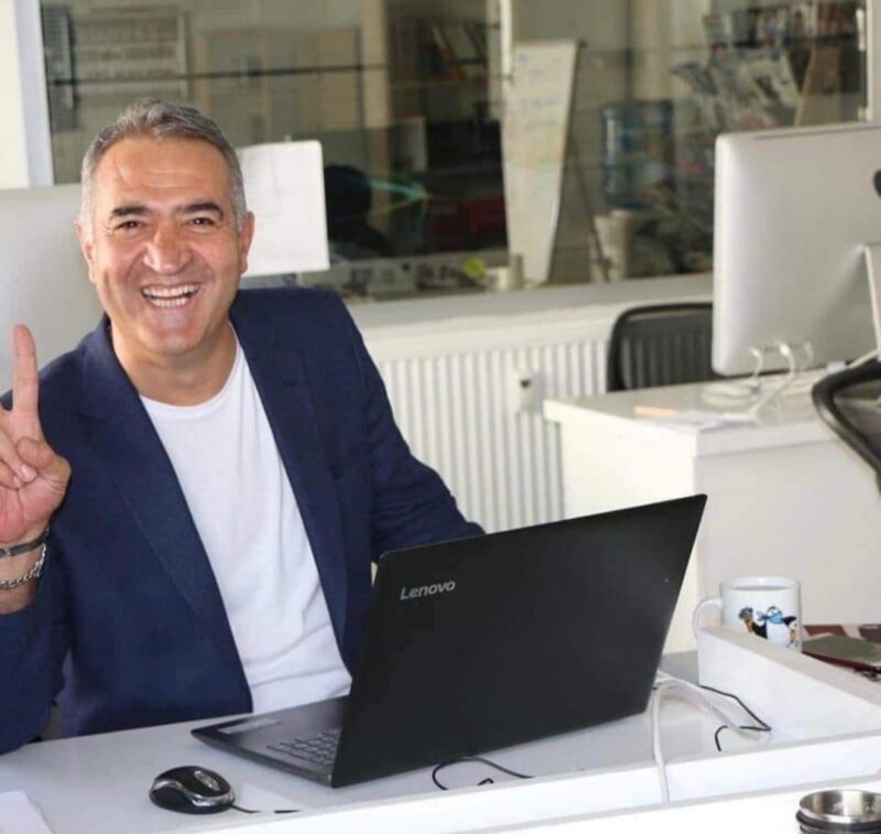 Uzun yıllardır İzmir'de radyo ve televizyon programcılığı yapan Özgür Yorum