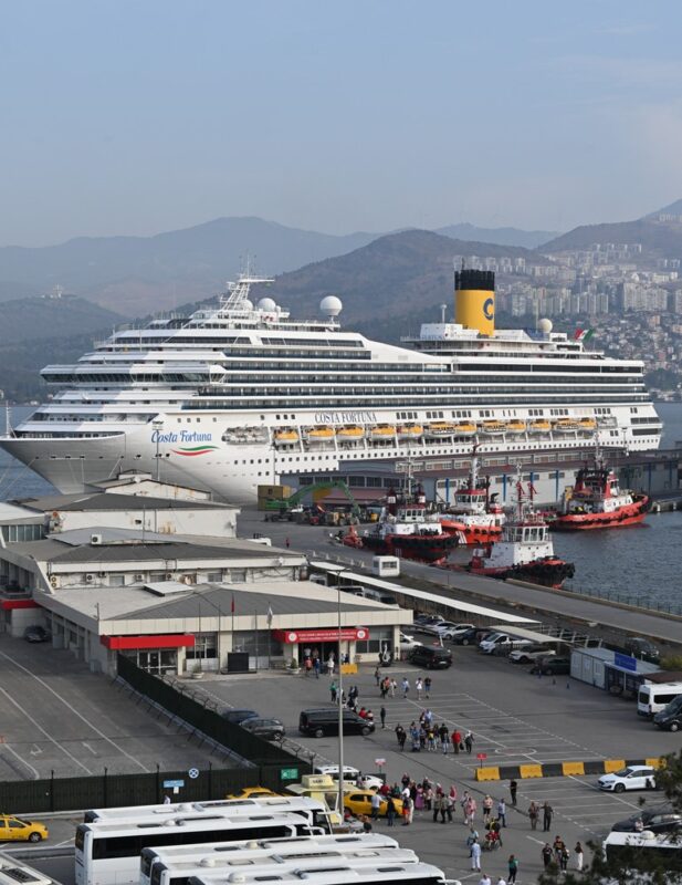 İzmir binlerce turisti ağırladı
