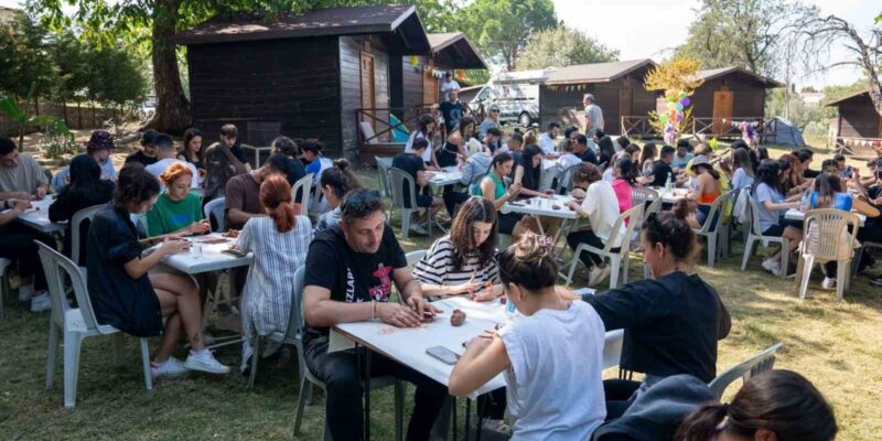 İzmir'de üniversiteli gençler, Buca Belediyesinin düzenlediği "Gençler Bu Kampta" etkinliğinde