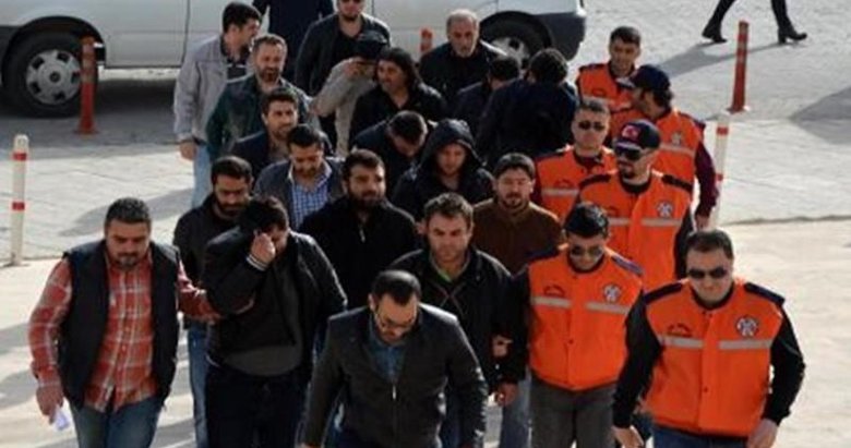 İzmir'in Konak ilçesinde kaçak göçmenlere yönelik operasyon düzenlendi. Polis ekiplerince