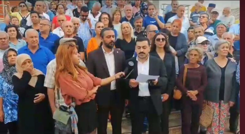 İzmir'in Çiğli ilçesindeki Köyiçi mahallesi sakinleri bugün belediye önünde bir