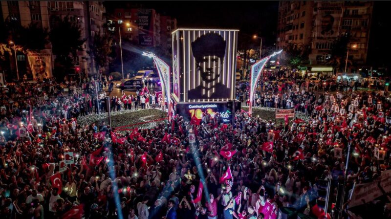 Bayraklı Belediyesi, hafta boyunca süren Cumhuriyet kutlamalarını 10 bin kişilik