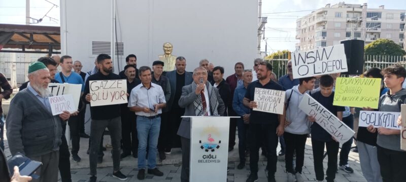 Çiğli Esnaf ve Sanatkarlar Odası Başkanı Arif Altıkulaç, Cuma çıkışında