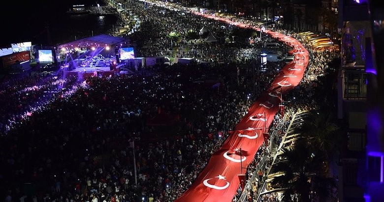 Cumhuriyet Bayramı'nın 100. yılı İzmir'in dört bir yanında coşku ile