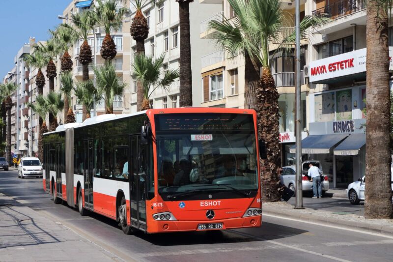 İzmir'de kadınlara özel uygulama. ESHOT'ta binen kadınlar saat 22:00'den sonra
