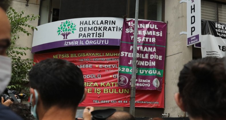 HDP İzmir İl Eş Başkanları Vedat Çınar Altan ve Berna