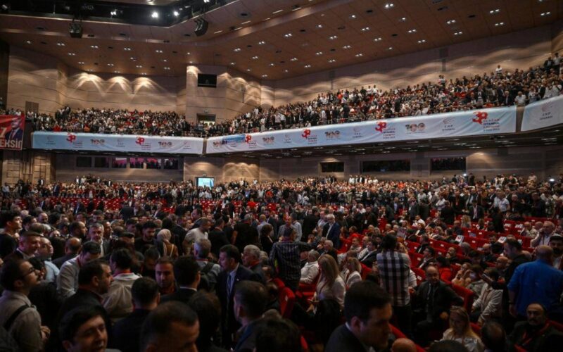 Toplam 655 delegenin oy kullanması beklenen kongrede, CHP'nin eski İstanbul