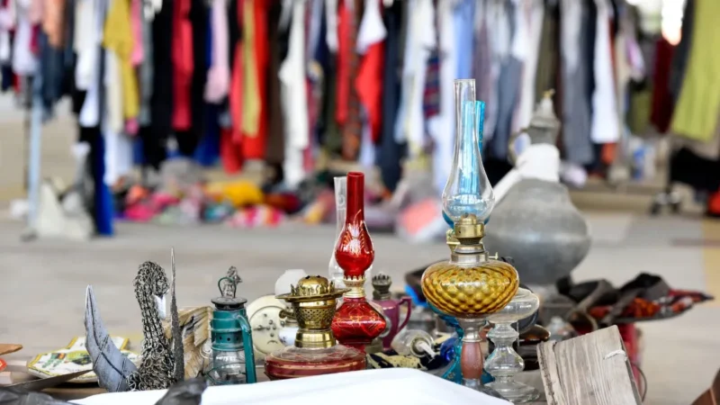 İzmir Halkapınar’da oluşturulan alanda ikinci el ve antika pazarı açıldı.