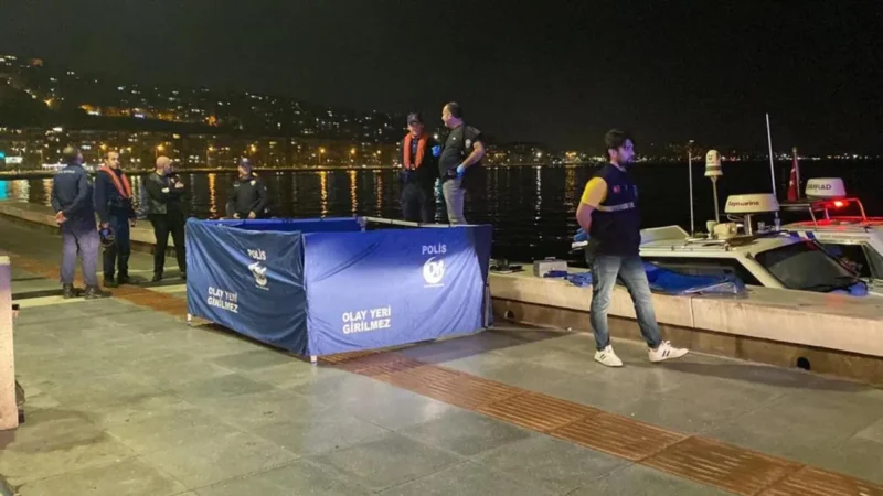 İzmir'de denizde sol ayak bileğine iki su bidonu bağlı bulunan