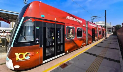 İzmir'de Cumhuriyet'in 100. yılı nedeniyle süslenen iki tramvay İzmirlilerden ilgi