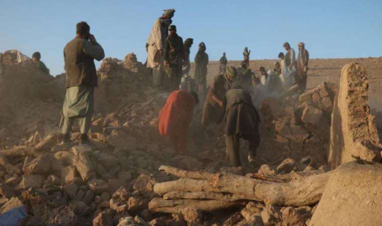 Afganistan’ın kuzeyinde 6.3 büyüklüğünde meydana gelen depremde 215 kişi hayatını
