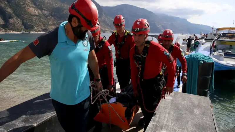 Muğla'nın Fethiye ilçesindeki Kelebekler Vadisi'nde kayalıklara düşen base jump (serbest