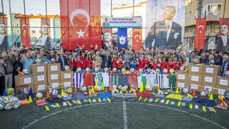 Konak Belediye Başkanı Abdül Batur, sporcuların yeni sezonda kullanacağı malzeme