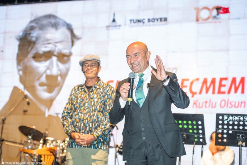 İzmir Büyükşehir Belediyesi'nin düzenlediği “İzmir Körfez Festivali” kapsamında Karantina Meydanı'ndaki