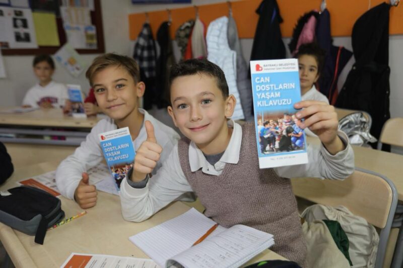 Bayraklı Belediyesi Veteriner İşleri Müdürlüğü tarafından erken yaşta hayvan sevgisi
