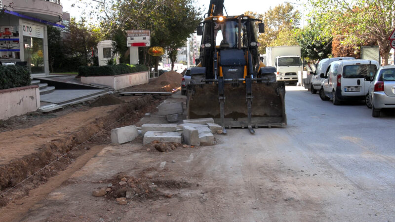 Bayraklı’nın ihtiyaç duyulan her mahallesinde yol ve kaldırım çalışmalarını aralıksız