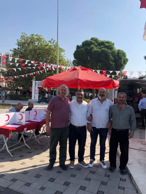 Çiğli Kasaplar Meydanı'nda düzenlenen kan bağışı etkinliğine vatandaşlar ilgi duydu.