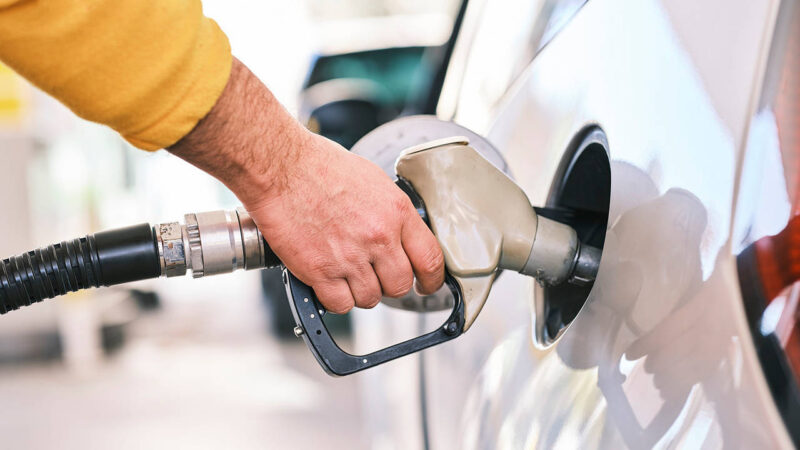 Motorine bugünden itibaren 1 lira 64 kuruş indirim geldi. Benzin