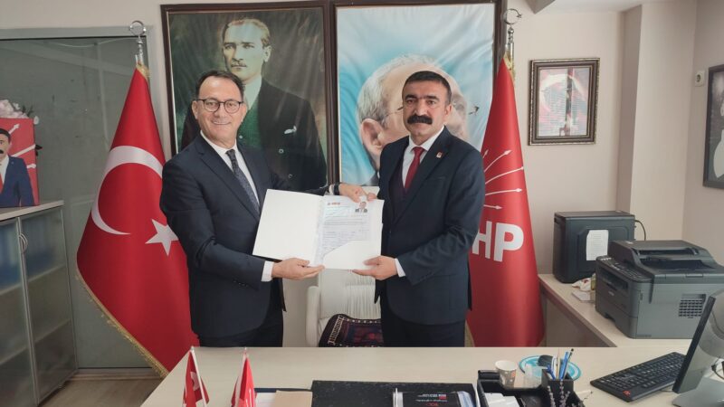 Çiğli Belediye Başkan aday adaylığı müracaatını basın açıklamasıyla duyuran CHP'li