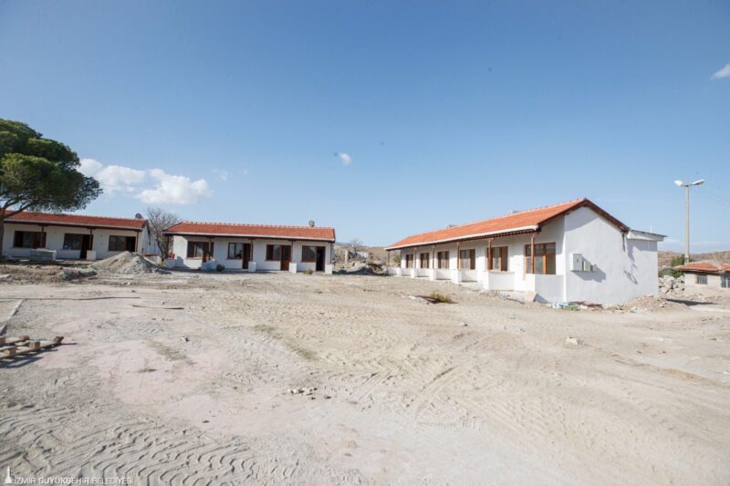 İzmir Büyükşehir Belediyesi Dikili’deki Çandarlı Sosyal Tesisleri’ni yeniliyor. Yapılan çalışmaları