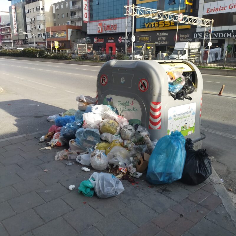 İzmir'in Çiğli ilçesinde, işçi eylemleri tekrar başladı. Çiğli'de, 2013 yılında