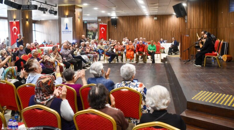 
Türk Halk Müziği sanatçısı Bedia Akartürk, İzmir Büyükşehir Belediyesi Zübeyde