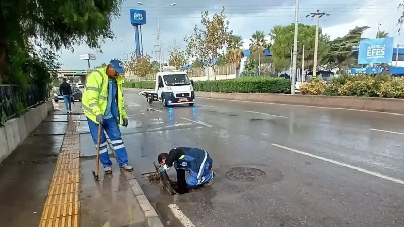 İzmir Büyükşehir Belediyesi İZSU Genel Müdürlüğü ekipleri günün erken saatlerinde