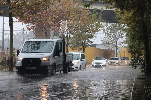 İzmir’de aniden bastıran sağanak yağış cadde ve sokakları göle çevirdi.