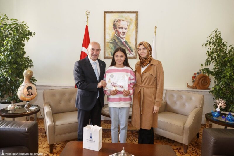 İzmir Büyükşehir Belediye Başkanı Tunç Soyer, hızlı kitap okuma yarışmasında