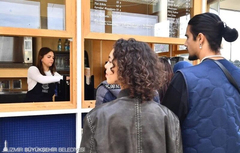 İzmir Büyükşehir Belediyesi Meslek Fabrikası’nın yetiştirdiği baristaların da istihdam edildiği