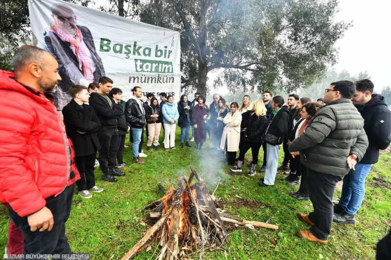 İzmir Büyükşehir Belediye Başkanı Tunç Soyer’in Seferihisar’da bir avuç tohumla