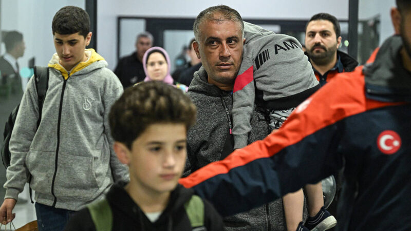 İsrail'in saldırıları nedeniyle Gazze'den tahliye edilen 142 Türk vatandaşı ve