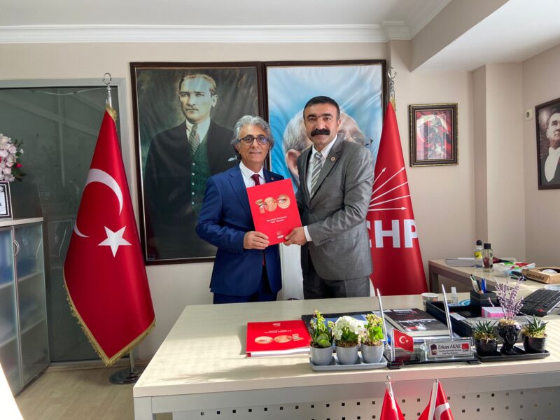 CHP Çiğli ilçe başkanlığına aday adaylık dosyasını teslim eden Hüseyin