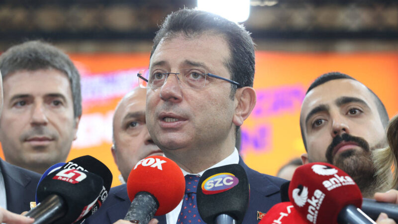İBB Başkanı Ekrem İmamoğlu, gazetecilere yaptığı konuşma sırasında bir muhabirin