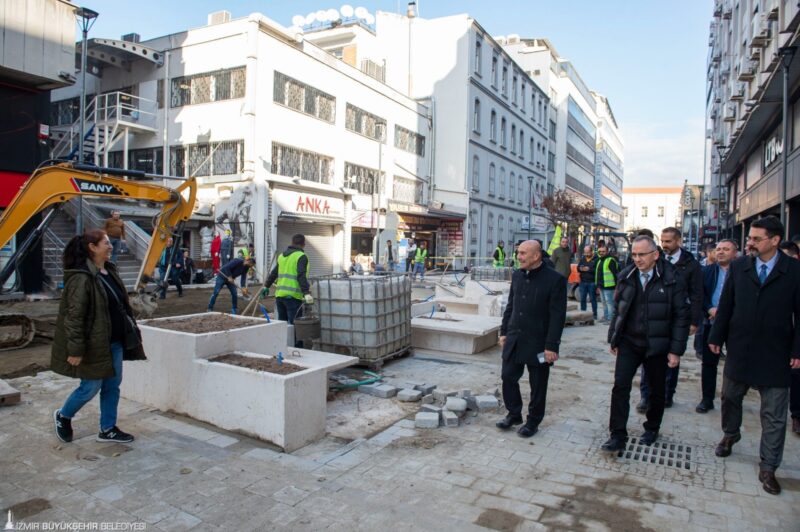 İzmir Büyükşehir Belediye Başkanı Tunç Soyer, altyapı çalışmalarının ardından üstyapı