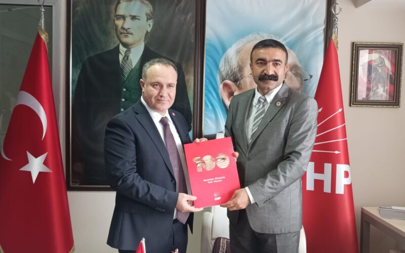 Niyazi Arslan, aday adaylık başvurusunu ikiz çocuklarının doğum gününde yaptı.