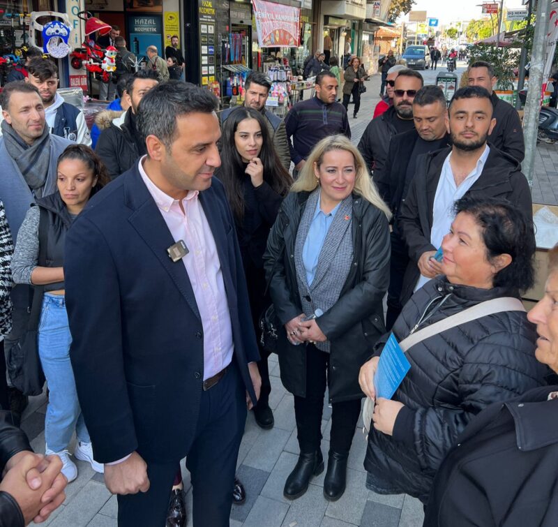 Adaylık başvurusunu yaptıktan sonra, Çiğli Kaymakamlık Sokağı'nda ilk seçim irtibat