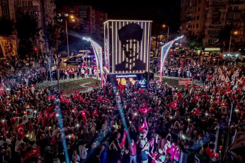 Bayraklı Belediye Başkanı Serdar Sandal, yeni yıl dolayısıyla yayınladığı mesajında