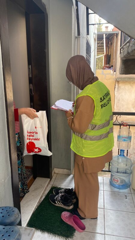 Bayraklı Belediyesi, ihtiyaç sahibi vatandaşlara gıda, yakacak, kırtasiye, ev eşyası