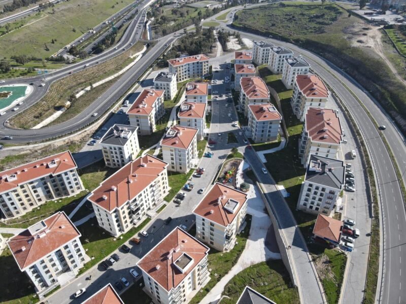 Bayraklı Belediye Başkanı Serdar Sandal, Cengizhan’daki TOKİ konutlarını ziyareti sırasında