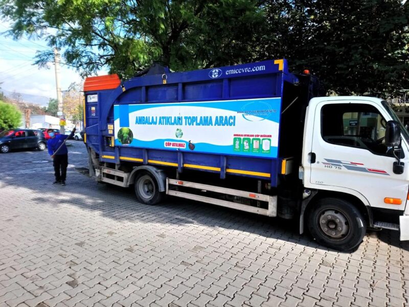 Doğaya ve çevreye duyarlı çalışmalarıyla örnek olan Bayraklı Belediyesi, günde