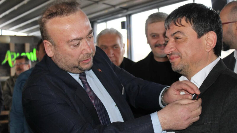 Uşak'ta İYİ Parti'den istifa eden yaklaşık 250 kişi, düzenlenen törenle