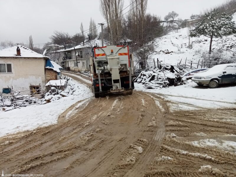 İzmir Büyükşehir Belediyesi ekipleri, şehrin yüksek kesimlerinde etkisini gösteren kar